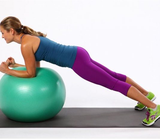 Gym ball: esercizi per rassodare il corpo anche a casa