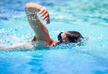 Imparare a nuotare, quali sono i primi gesti da compiere