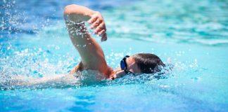 Imparare a nuotare, quali sono i primi gesti da compiere