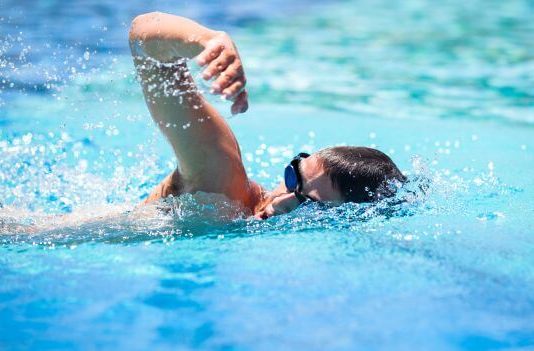 Imparare a nuotare, quali sono i primi gesti da compiere