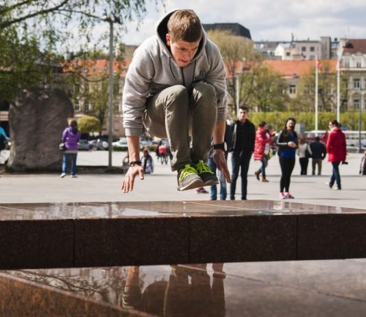 Parkour, in cosa consiste e come si pratica questo sport urbano?